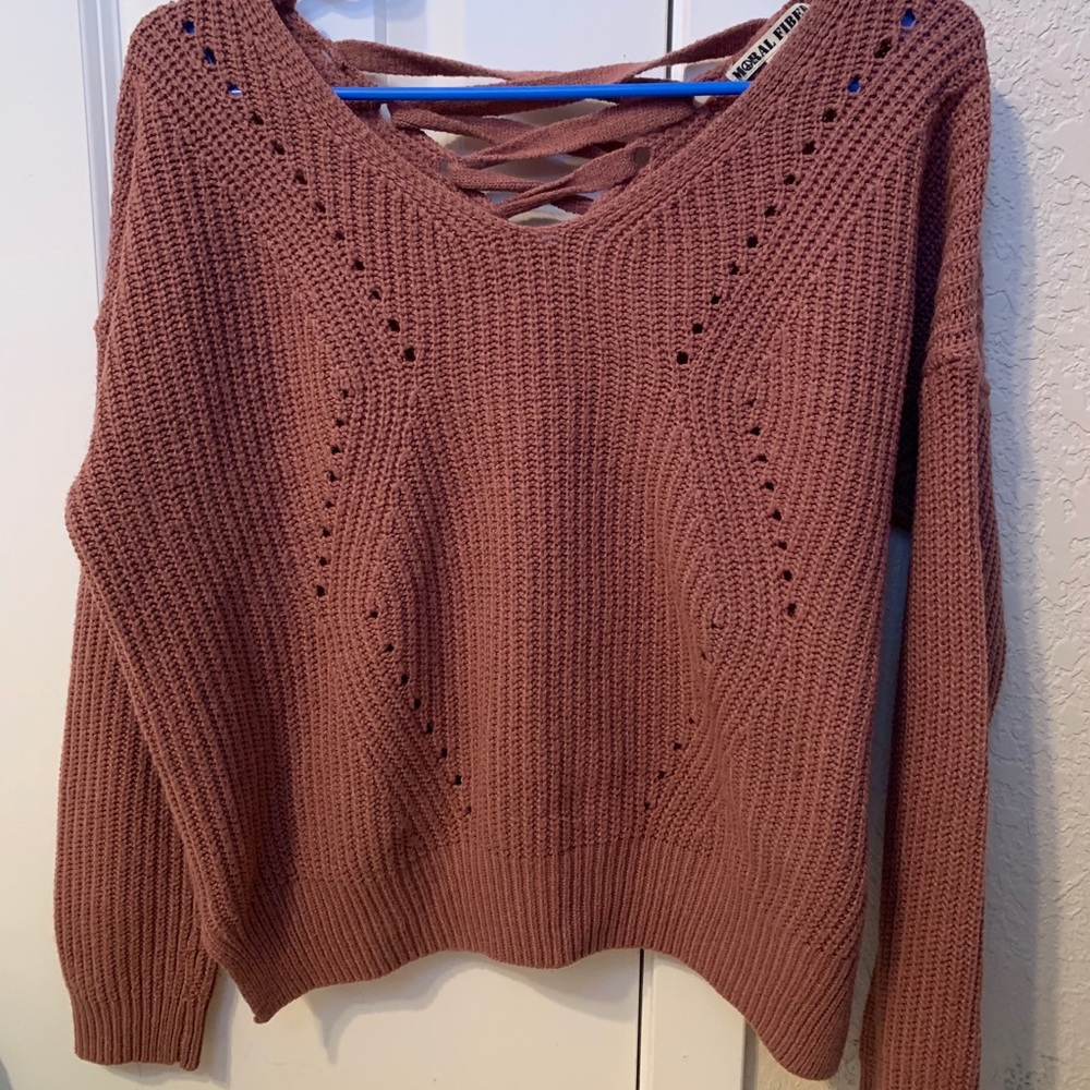 Baggy sweater with a slightly open back